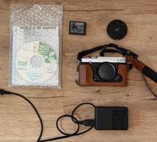 Fujifilm XE-1 w original case, 1 additional battery, paper  accesories
