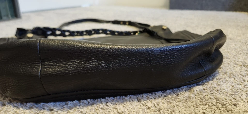 Bolso Hobo Vince Camuto Cuero Gamuza Asa Superior y Bandolera Correa Negro Dorado Foto 4 de 4