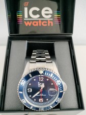 Reloj de buceo azul con detalles plateados