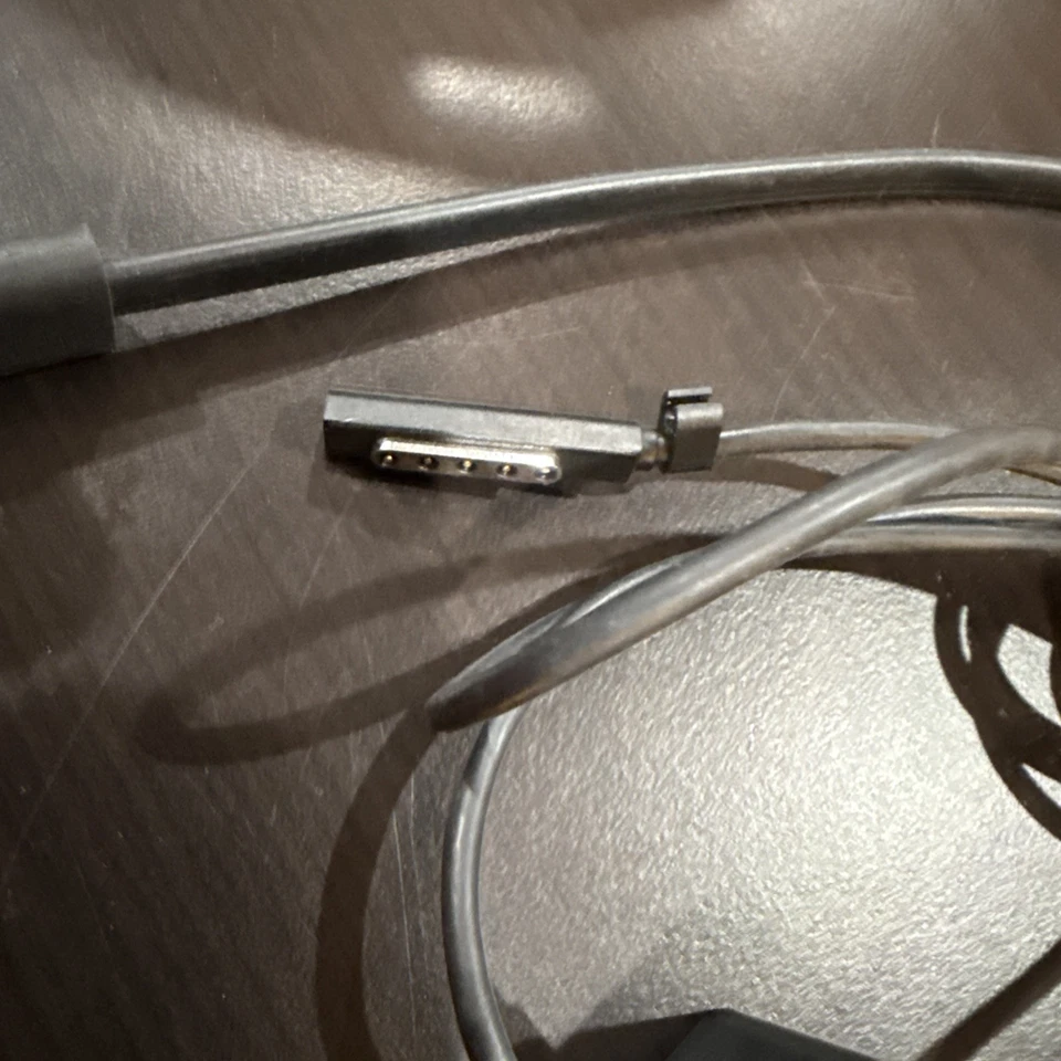 Microsoft Surface Charger 1536 12V 3.6A 48W - Image 2 of 4