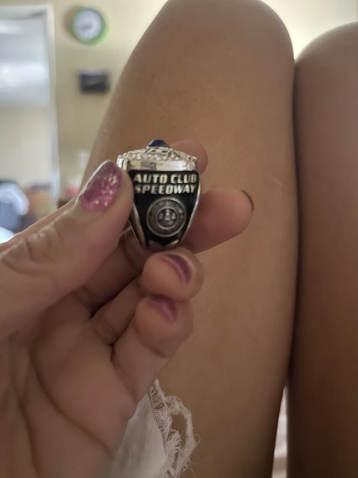 400 Auto Club NASCAR Ring Auto Club Speedway. Anillo de diamante azul en la parte superior. Foto 2 de 3