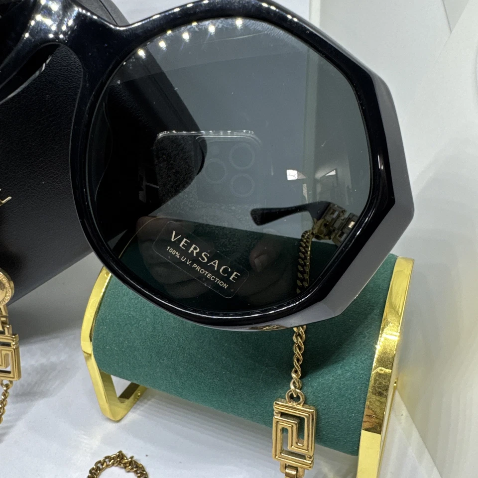 Gafas de sol Versace 4395F 5345/87 58 mm lentes grises con marco negro con detalles dorados Foto 4 de 4