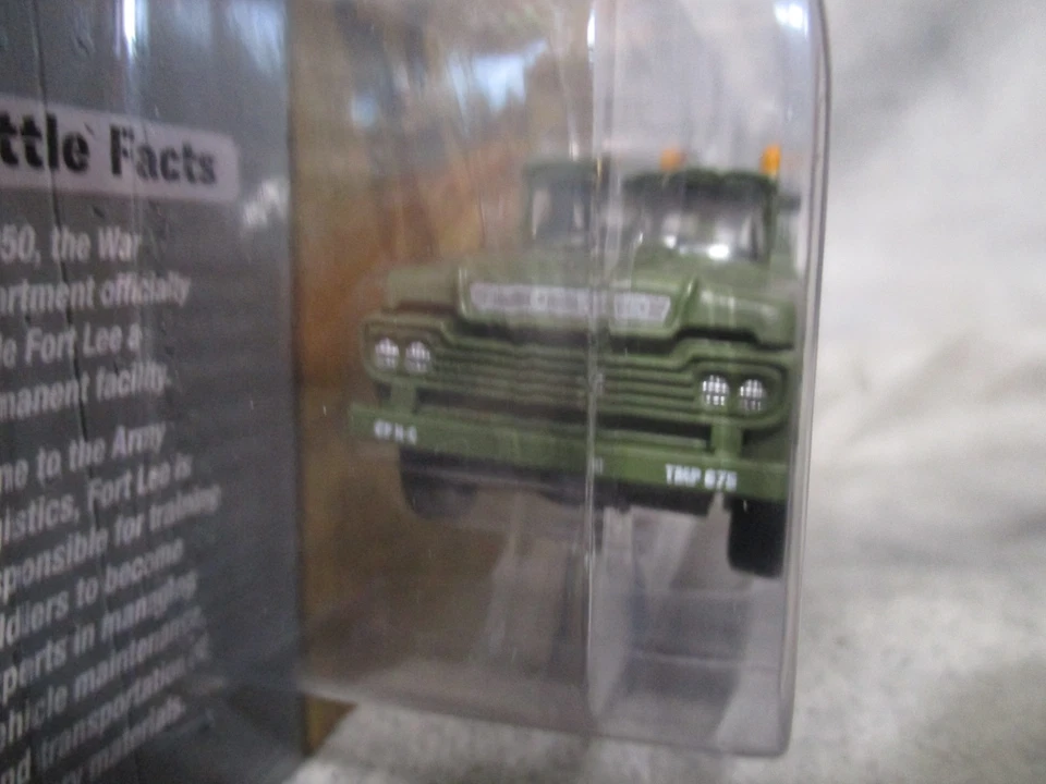 Camión de remolque Ford Johnny Lightning U.S Army Ft Lee VA 59 1:64 neumáticos de goma diecast Foto 3 de 4