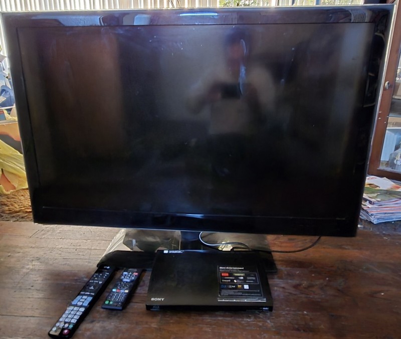 42" LG LED 1080p TV  With Blu-ray Player -Local Pickup Only