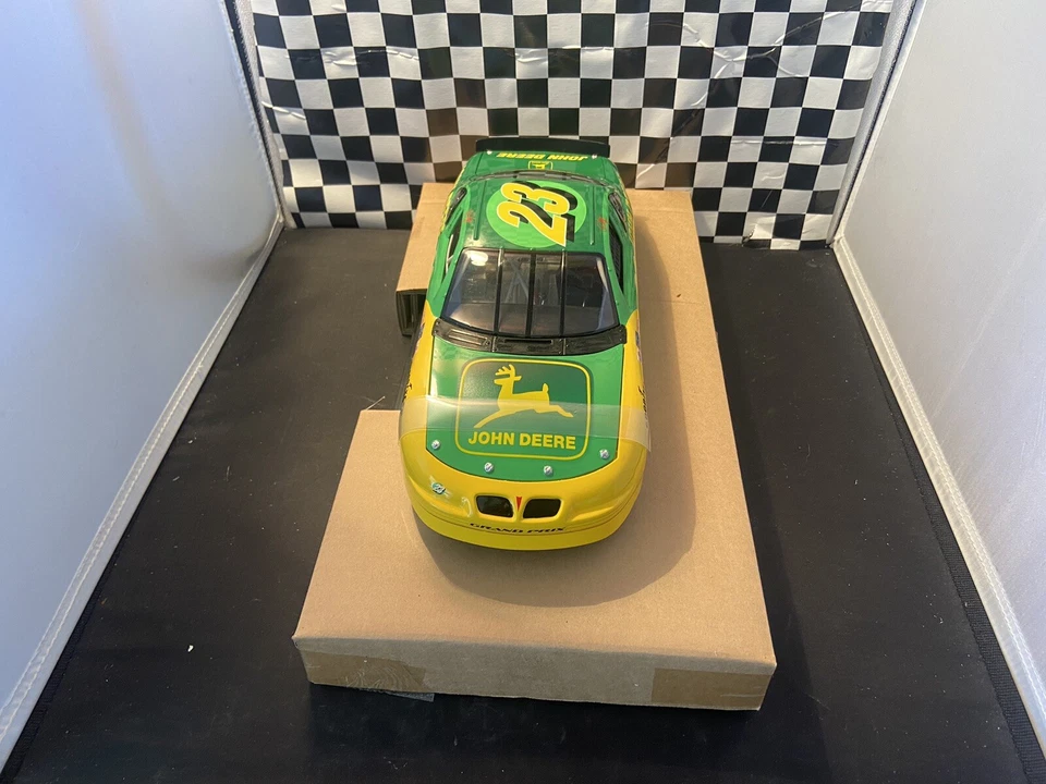 Chad Little 1996 #23 John Deere NASCAR 1/18 精密比例压铸汽车带盒 — 第 3/4 张图片