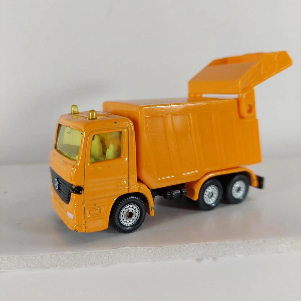 Siku (Siku) Mercedes Benz Yellow Garbage Collection Truck SK0811 - Image 3 of 4