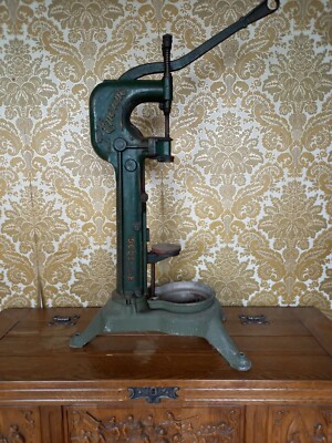Ancienne Bouchonneuse En Fer Vert - Reproduction Licence, 60 Cm, France