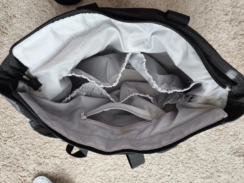 Bolsa de pañales Graco - Negra - Con asas - incluye estuche y bolsillo para toallitas, almohadilla de espuma Foto 4 de 4