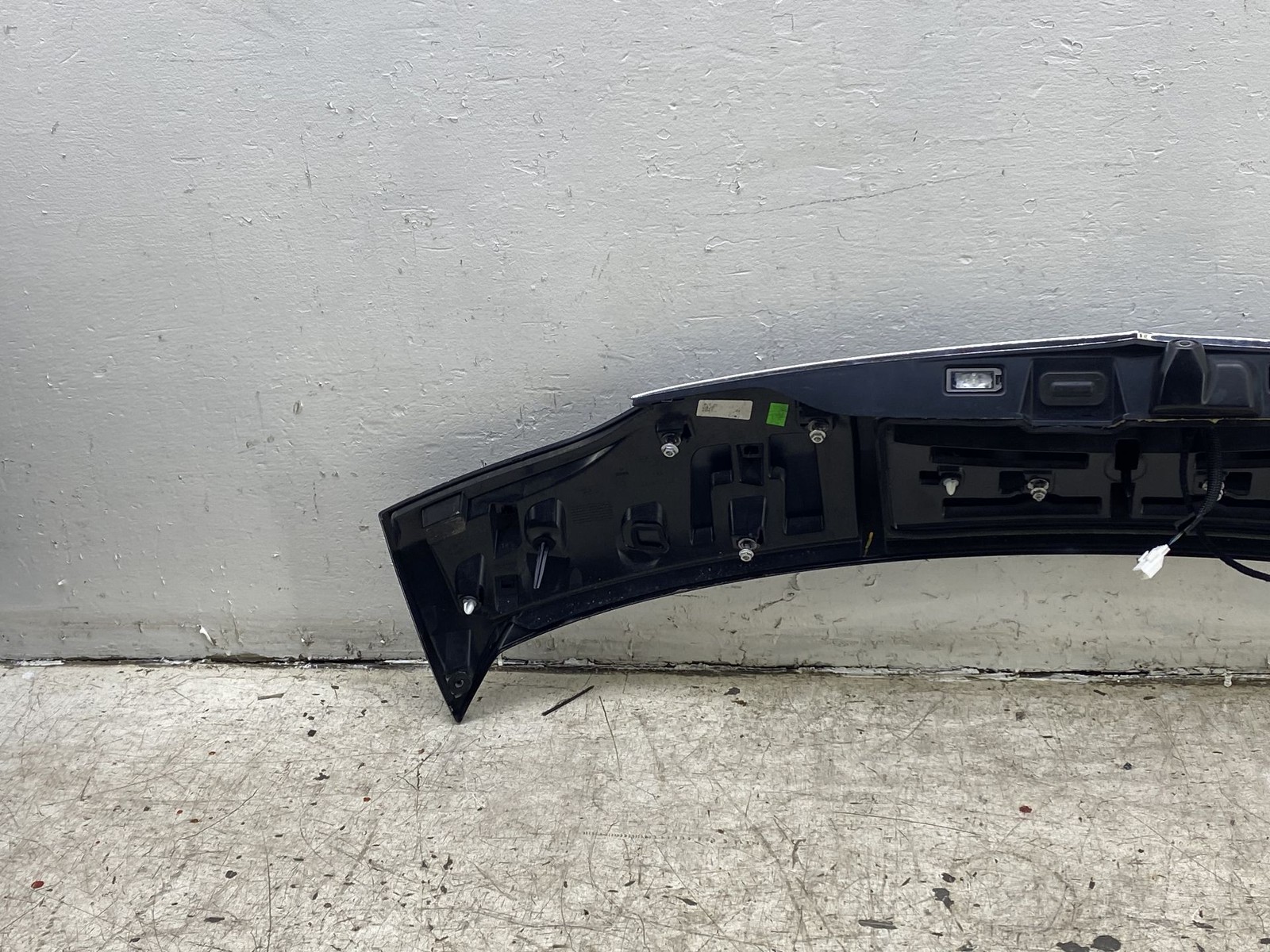 2017-2021 MASERATI LEVANTE OEM TAILGATE TRIM SPOILER COVER TRUNK NERO 670042733