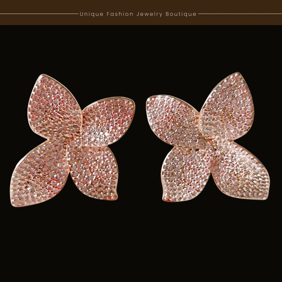 Pendientes de flores rellenos de oro blanco de 18k hechos con cristal de Swarovski inspirados en el diseñador Foto 3 de 4