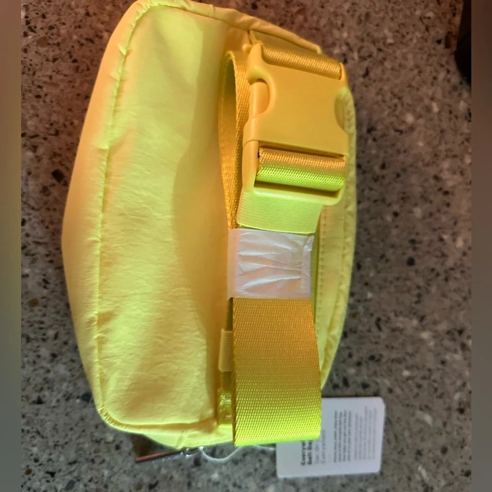 Bolsa de cinto Everywhere - lululemon - Limão elétrico - Imagem 2 de 2