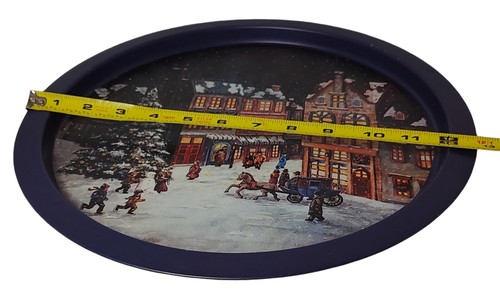 Bandeja de hojalata vintage de Navidad victoriana pueblo de vacaciones navideño redondo 12,75 pulgadas - Imagen 8 de 8