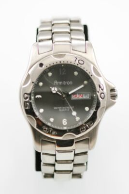 Armitron Herren Uhr Edelstahl Silber 50m Tag Datum Grau Batterie Quarz