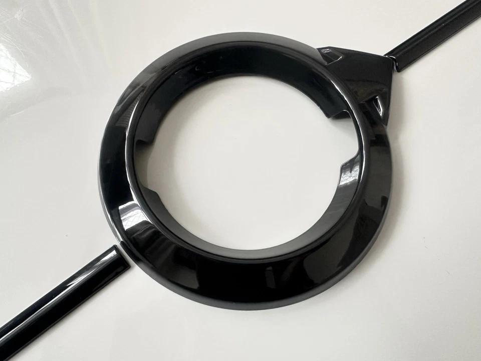 FUNDA PLACA PARRILLA DELANTERA NEGRA BRILLANTE PARA VOLVO S90 V90 2016-2022 DECROMA - Imagen 2 de 4