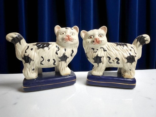 Par de estatuillas de gato estilo Staffordshire blanco y negro 9,5" adornos de abrigo - Imagen 2 de 24