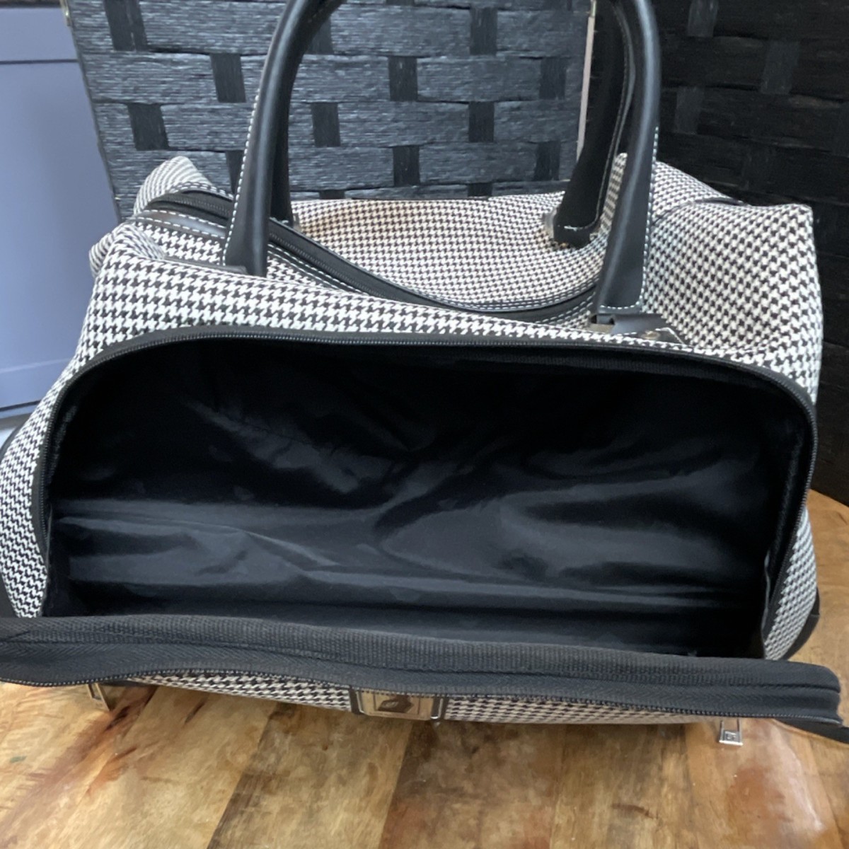London Fog Checked Wheeled Duffle Bag Retractable Handle Carry On