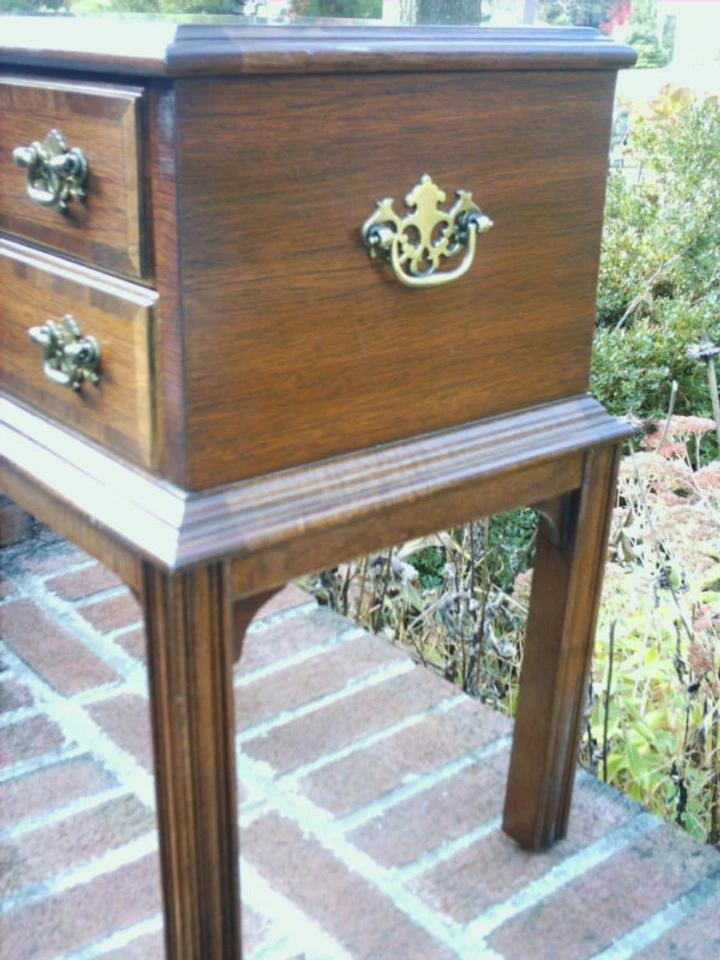 Cajonera con dos cajones/incrustaciones Lane Furniture Foto 2 de 4