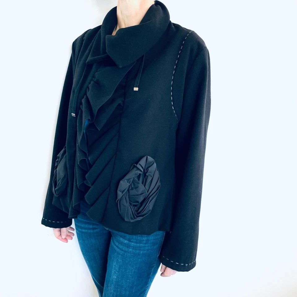 Jaqueta ADC tamanho 40 (10 Aus) tamanho 10 preta com babado frontal e colarinho com cordão - Imagem 2 de 4