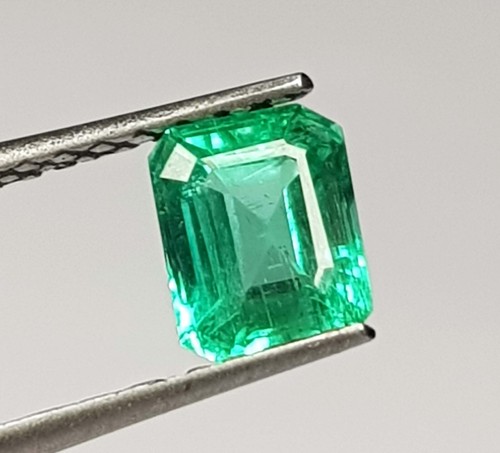 Top Quality Emerald Cut Emerald , 0.99 Carats , Mint Green Color , 6x4.8mm - Picture 2 of 9