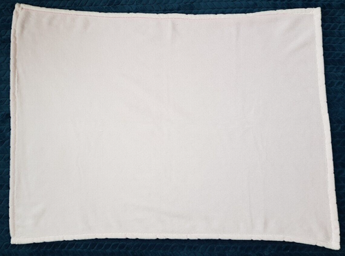 Manta tamaño cochecito polar rosa en relieve corazones 70x95 cm - Imagen 4 de 4