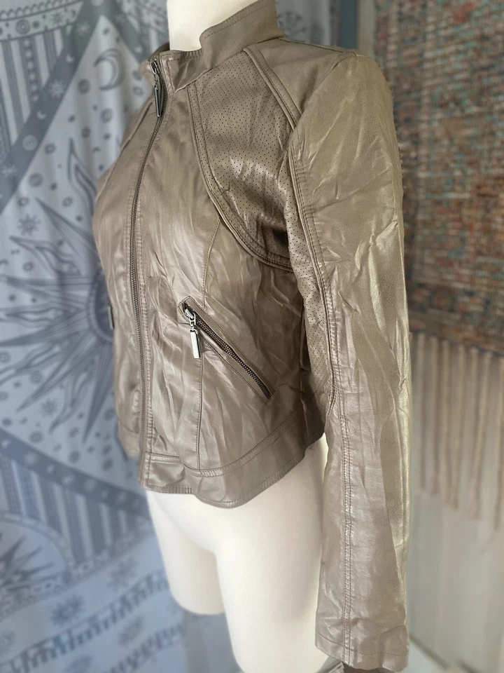 Chaqueta de moto de cuero vegano Wet Seal para mujer talla mediana Foto 3 de 4