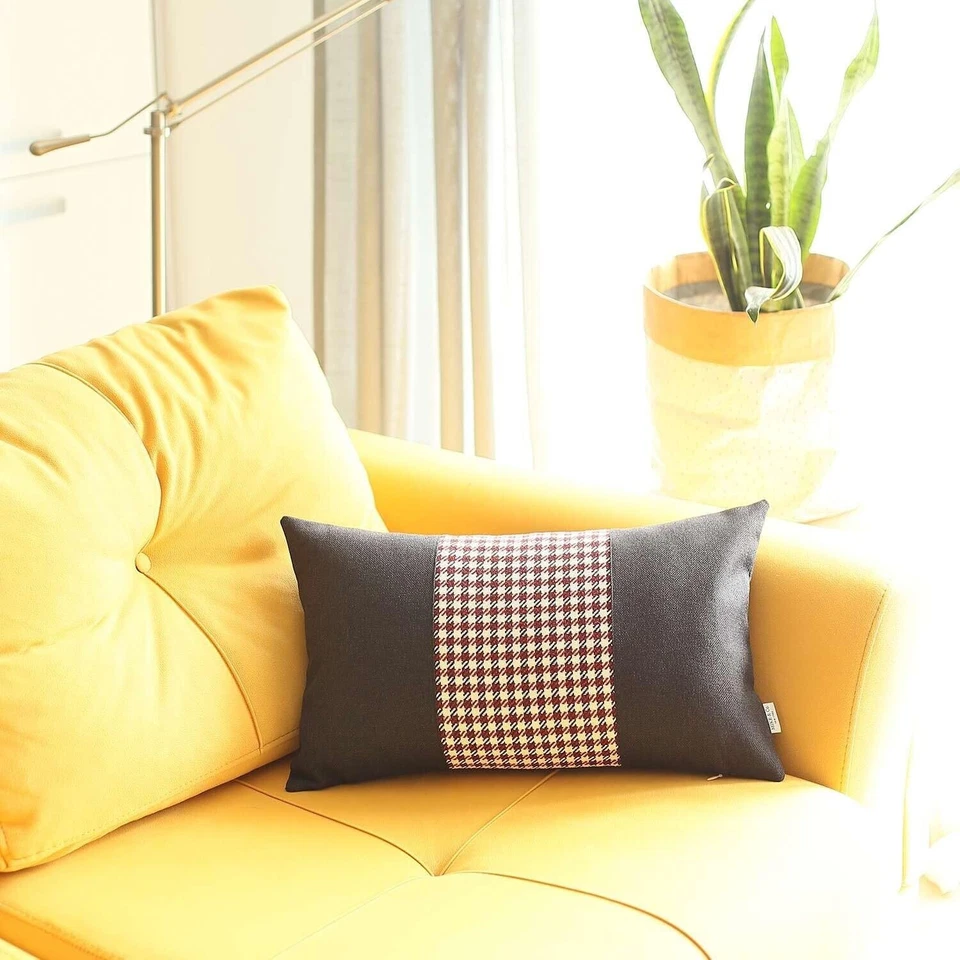 Almohada lumbar de poliéster hecha a mano con cremallera pata de gallo negra y roja 12 X 20 Foto 3 de 4