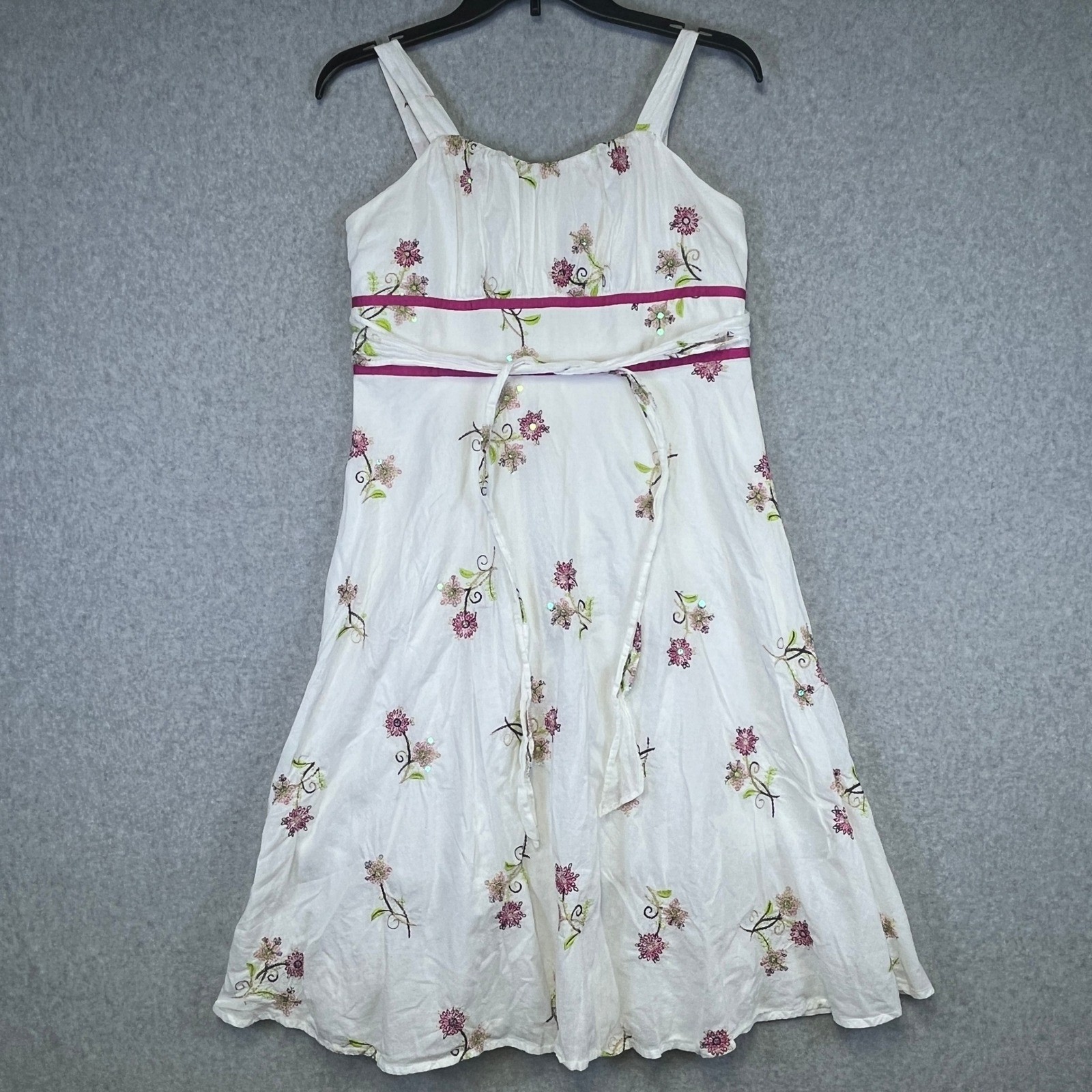 Women’s M White Floral Sundress Sleeveless Embroidered Casual Summer Dress Cute