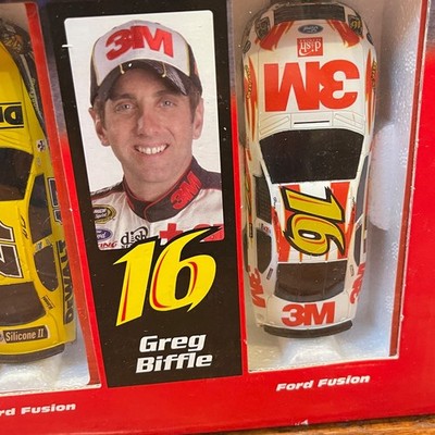 SCX 31340 NASCAR Tri-oval Compact 1/43 Slot Car Set Kenseth 17