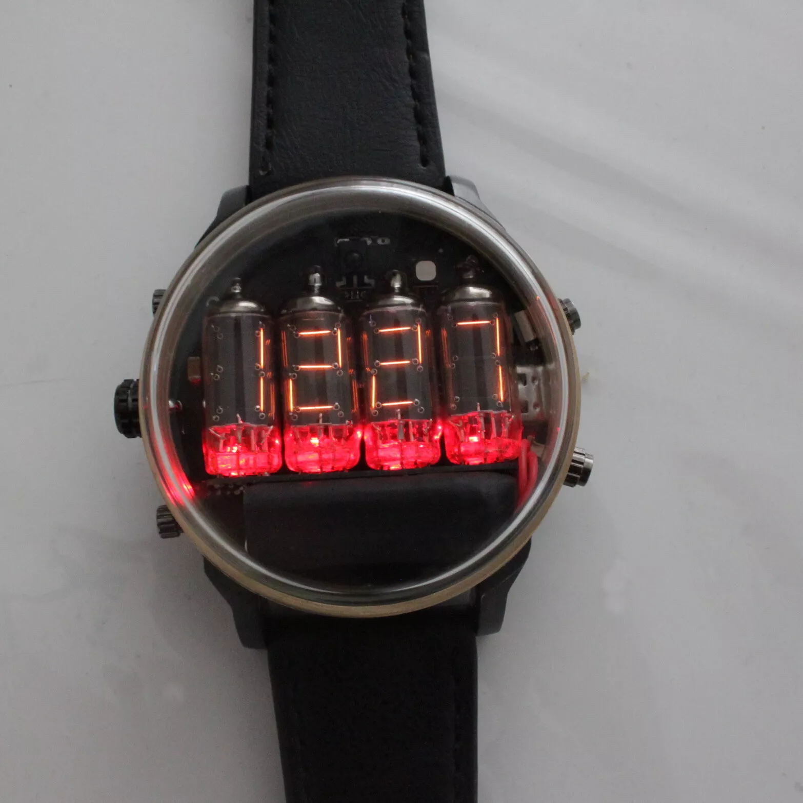 Reloj de pulsera Nixie Tube con Auto Wake Up y Carga Inalambrica USB C in Ecuador at USD 492 Rating 5