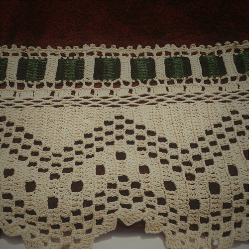 Fieldcrest Royal Velvet Hand Crocheted Green Satin Bath Towel 29.5" x 56.5" - Picture 2 of 9