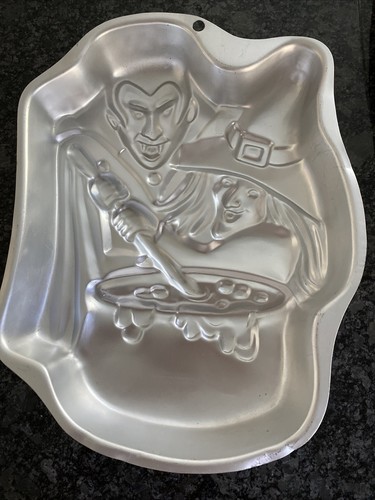 Wilton VAMPIRE Monster Party cake pan Halloween mold aluminum 1999 insert & dir - Bild 2 von 9