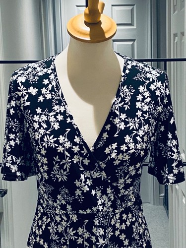 QED LONDON ~ LADIES STUNNING BLACK & WHITE FLORAL V NECK DRESS SIZE UK 8-10 - Picture 3 of 12