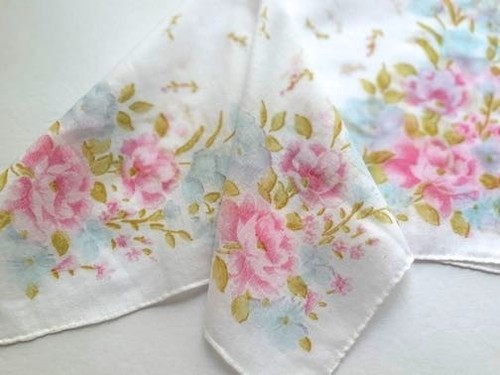 VINTAGE HANKIE HANKY 1950s FLORAL PRINT PASTEL PINKS & BLUES HAND ROLL & HEMMED - Picture 2 of 4