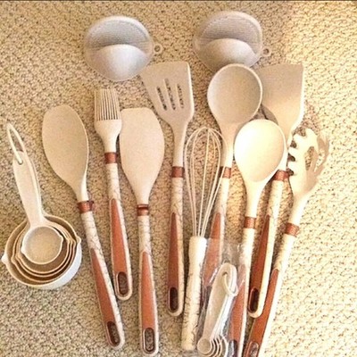 21 Piece Kitchen Utensil Set Cream and Copper Colors NWOT Beautiful Classy