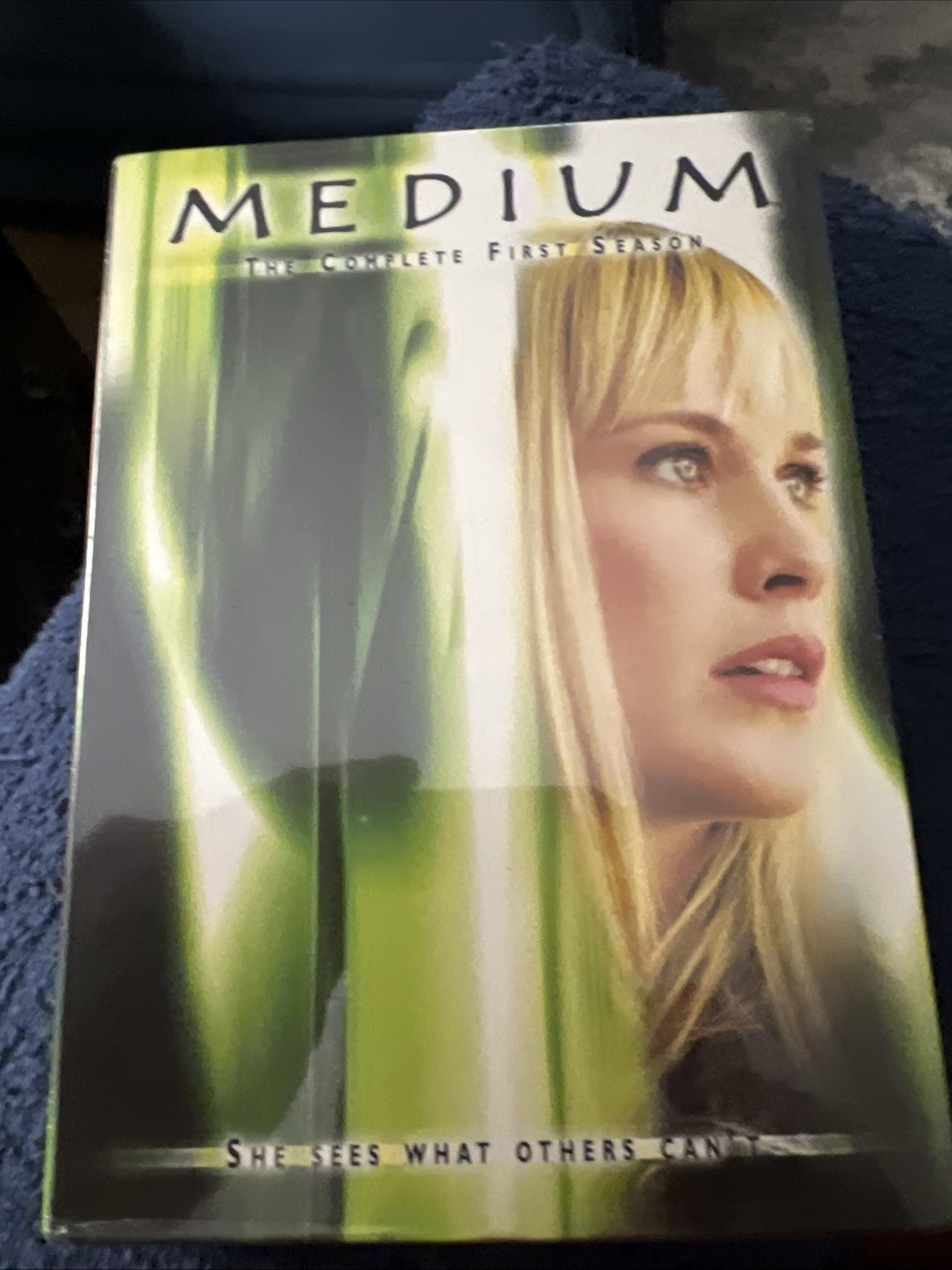 Medium: the Complete First Season (DVD, 2005)