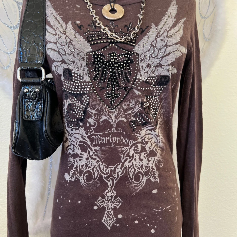 Camiseta Emo Grunge Marrón Manga Larga Gráfica Alas Alas Aladas Corona Cruz Y2k Foto 2 de 4