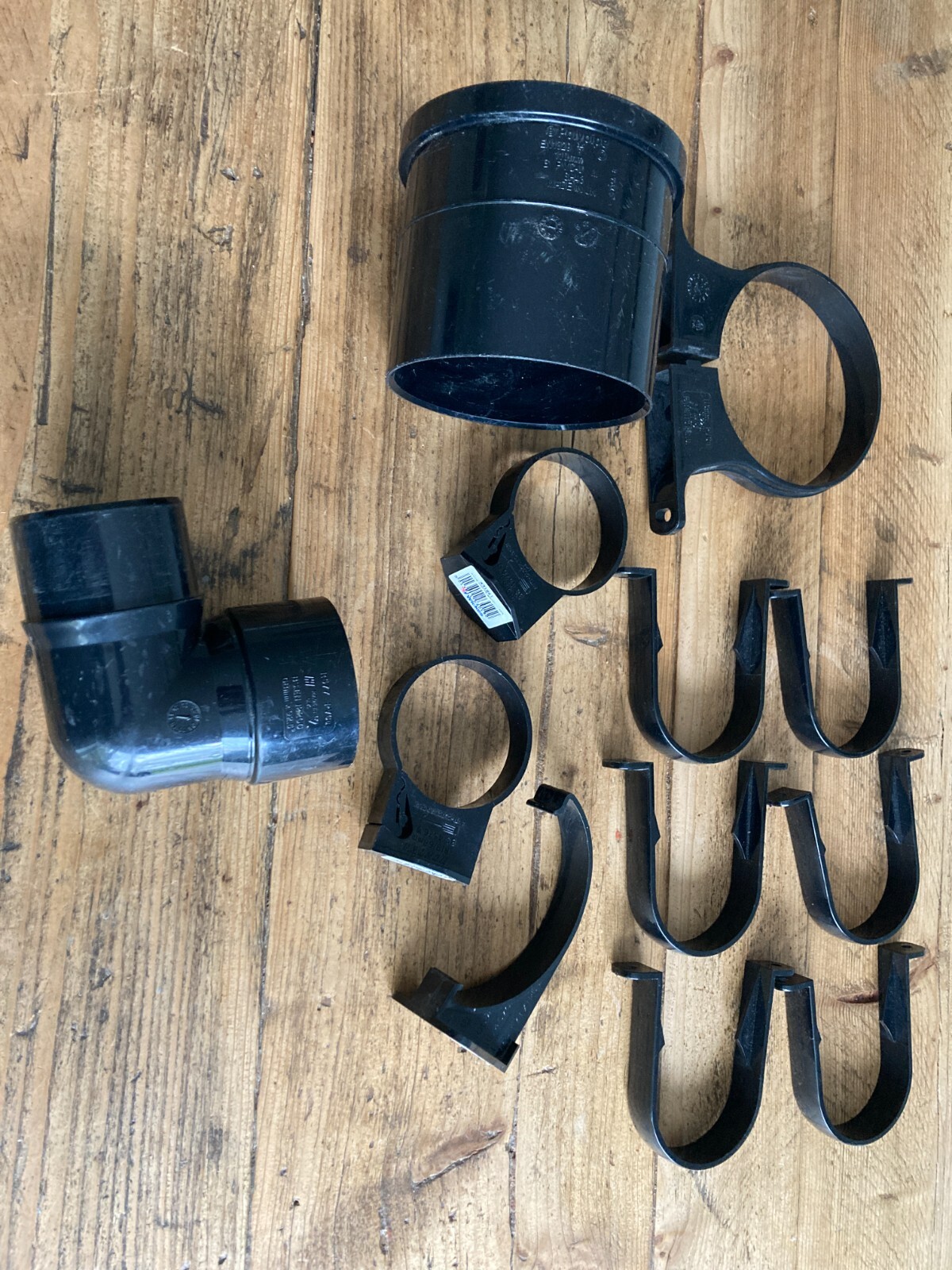 Waste Pipe Clips Downpipe Brackets Black 90 degree bend Soil Pipe Bracket