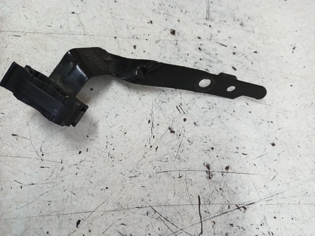 05-16 MINI COOPER R56-R61 FUEL LINE PIPE BRACKET MOUNT ON STARTER  