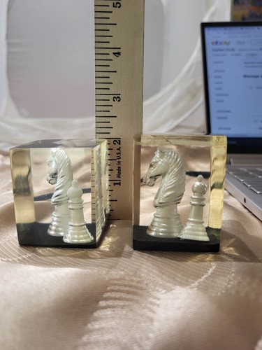 2 Schachspiel Acryl Lucit Block Briefbeschwerer/Figur Pferd Hongkong - LESEN - Bild 6 von 6