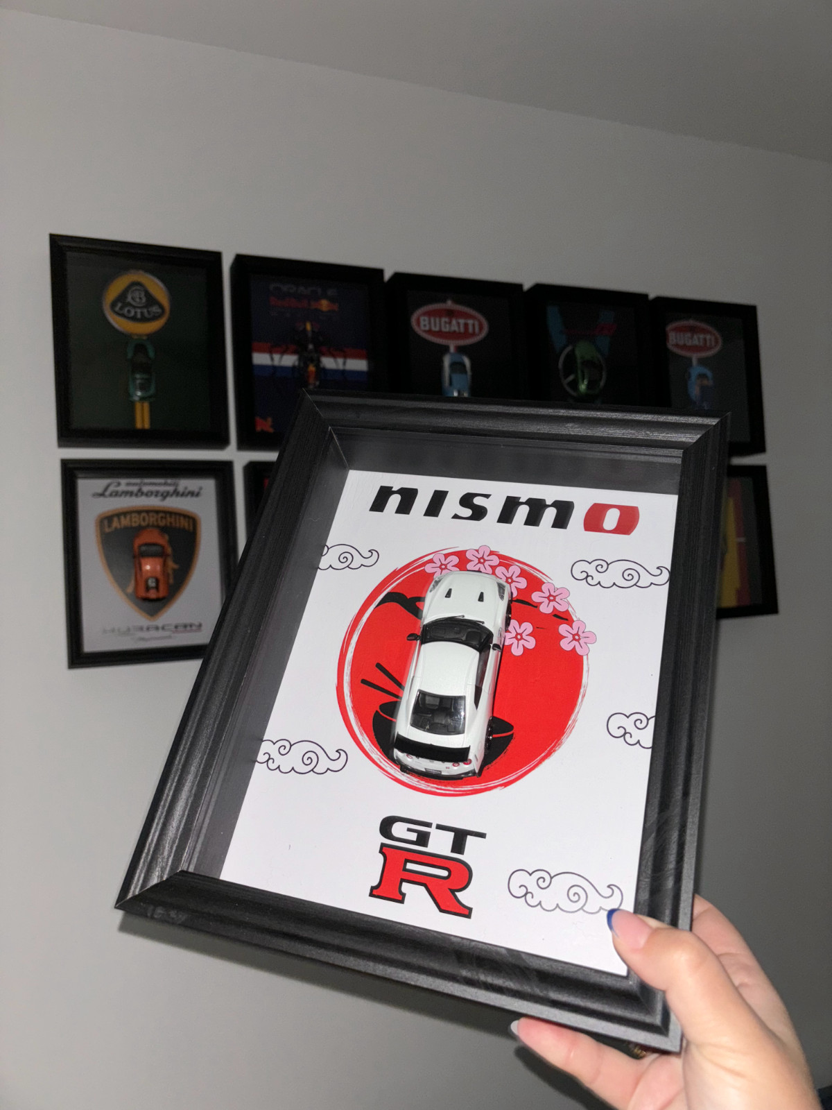 Cadre Nissan GT-R Nismo 1/43 miniature de sport sous vitrine en verre