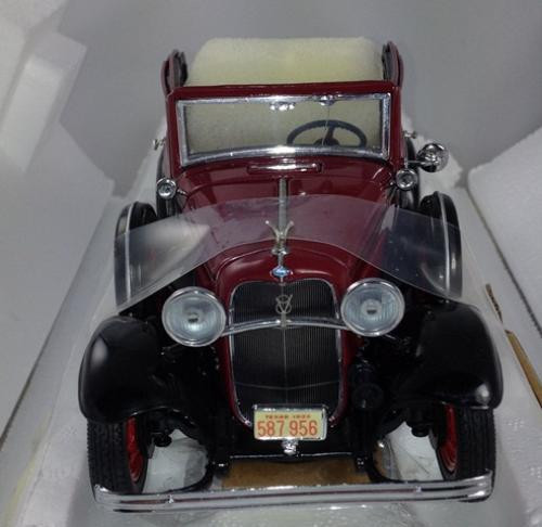フランクリンミント 1932 Ford V-8 Bonnie ＆ Clyde's FRANKLIN MINT 1932 FORD V-8 BONNIE & CLYDES CAR MAROON BLACK