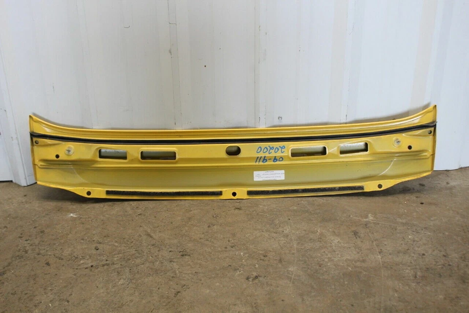 2009-2012 Porsche 911 997 Coupe Third Brake Light Finish Panel OEM Used — 第 3/4 张图片