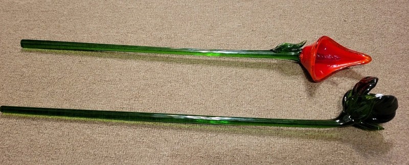 Vintage 2 BEAUTIFUL HAND BLOWN ART GLASS FLOWERS w/ 19' GREEN LONG Glass STEMS 