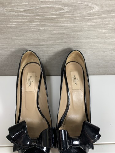 Valentino Garavani schwarze Lackleder Peeptoe Schleife High Heel Pumps Gr. 39,5 - Bild 4 von 12