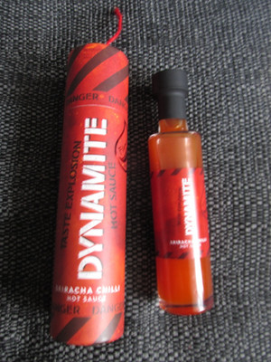 TNT DYNAMITE SRIRACHA CHILI HEISSE SAUCE FLAMMEND IN EXPLOSIVKOFFER TOLLES GESCHENK GESCHMACK