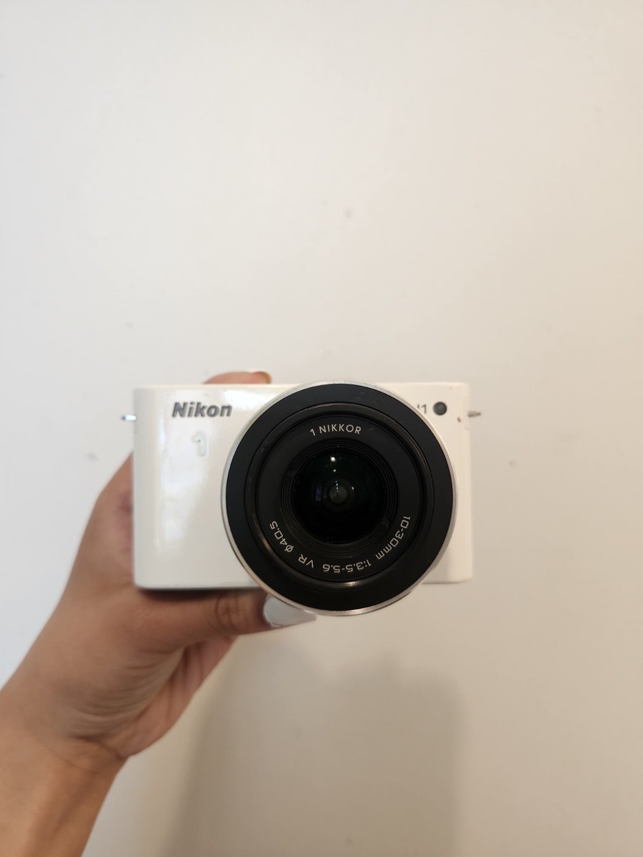 Nikon 1 J1 Mirrorless Camera White 10-30mm VR Lens f/3.5-5.6