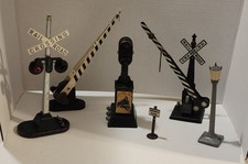Lionel Marx 1940's O Gauge Signal, Crossing Gate, Sign, Street Light LOT of 6