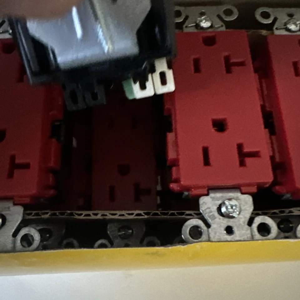 HUBBELL RECEPTACLE 20 A RED, 125V AC DR20STR LOTE DE 10 - Novo! - Imagem 2 de 4