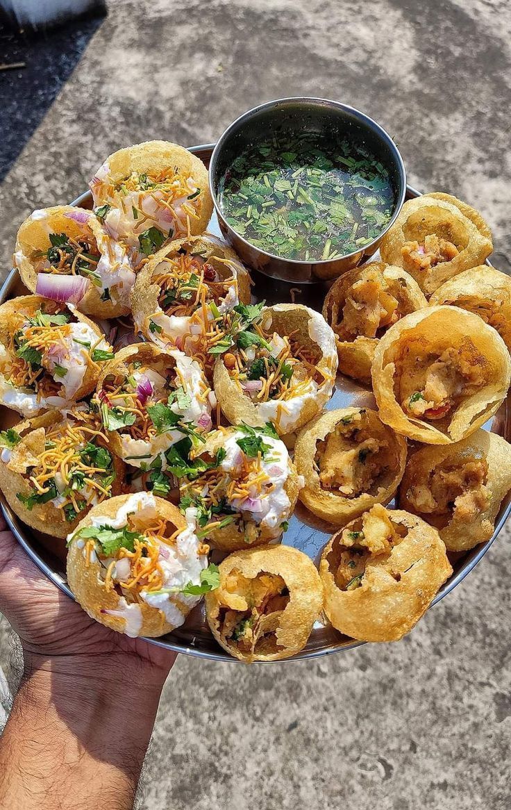 Auténtico chutney Pani Puri - sabor picante y picante para un experto perfecto en comida callejera