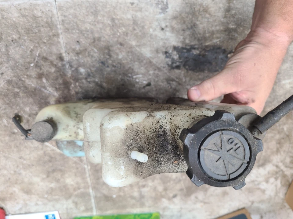 Масло для лыж 1 бак YAMAHA 99 SX 500 8CR-21751-10-00 AT874 - Изображение 2 из 3